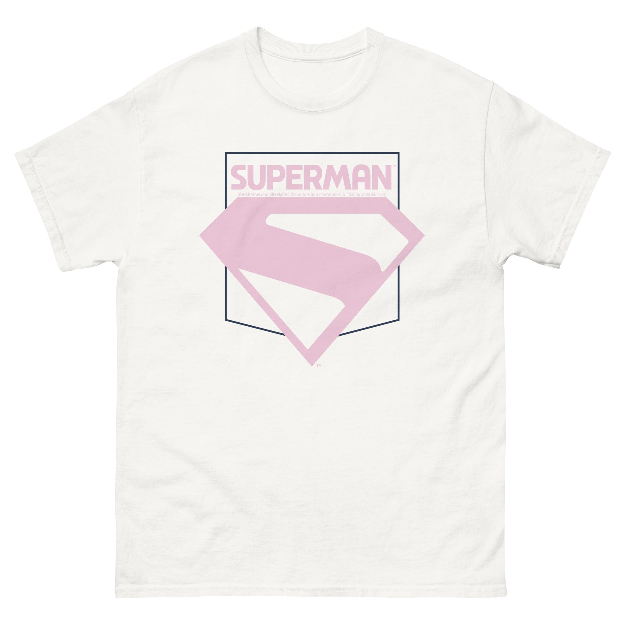 T-shirt blanc avec grand logo Superman rose pastel centré, inspiré du film Superman 2025, parfait pour les passionnés de super-héros.