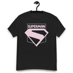 T-shirt noir avec logo emblématique Superman rose pastel, design du nouveau film Superman 2025, pour fans de super-héros DC Comics.