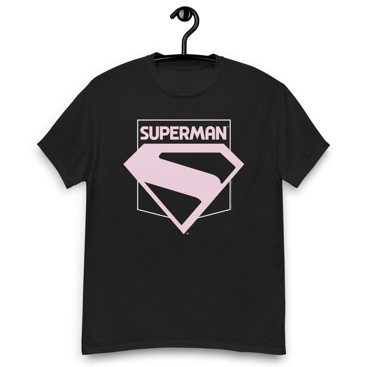 T-shirt noir avec logo emblématique Superman rose pastel, design du nouveau film Superman 2025, pour fans de super-héros DC Comics.
