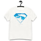 T-shirt blanc avec art du logo Superman en silhouette volante sur fond de ciel bleu, design officiel Superman 2025, style emblématique DC Comics.