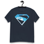 T-shirt bleu marine avec logo Superman en silhouette dans le ciel, inspiré du nouveau film Superman 2025, vêtement tendance pour fans de comics.