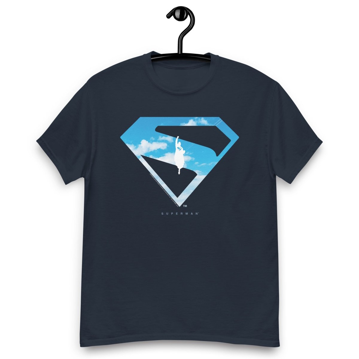 T-shirt bleu marine avec logo Superman en silhouette dans le ciel, inspiré du nouveau film Superman 2025, vêtement tendance pour fans de comics.