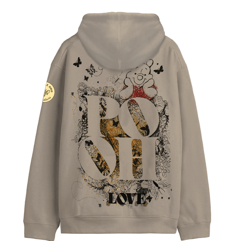 Dos du hoodie Winnie l’Ourson Officiel avec grand imprimé artistique 'Pooh Love' et illustration de Winnie. Sweat-shirt Disney mode pour fans.