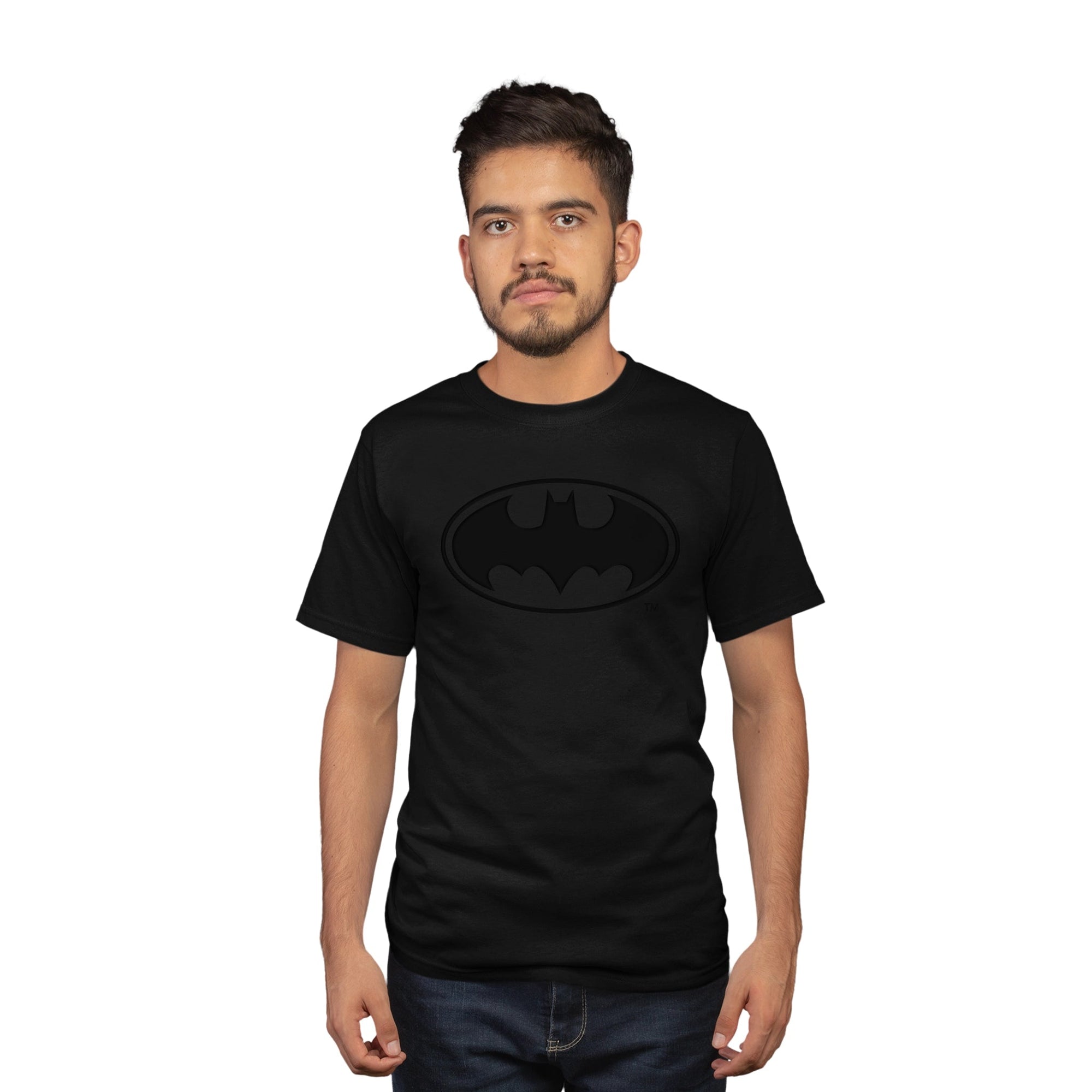 T-shirt BATMAN LOGO PUFF - DC Comics official porté par un homme, avec logo Batman en relief noir sur fond noir. Coupe classique pour homme.
