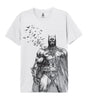 T-shirt BATMAN - THE BAT avec dessin artistique de Batman musclé et chauves-souris en vol, imprimé sur le devant, style comics monochrome.
