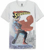 T-shirt DC Comics - Daily Planet Superman blanc avec illustration vintage de Superman debout devant Metropolis, logo Daily Planet en arrière-plan. Idéal pour fans de super-héros et collectionneurs de vêtements sous licence officielle.