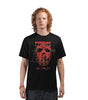 T-shirt Friday the 13th - FRIDAY THE 13TH POSTER porté par un homme, avec un imprimé rouge et noir représentant le masque iconique de Jason.