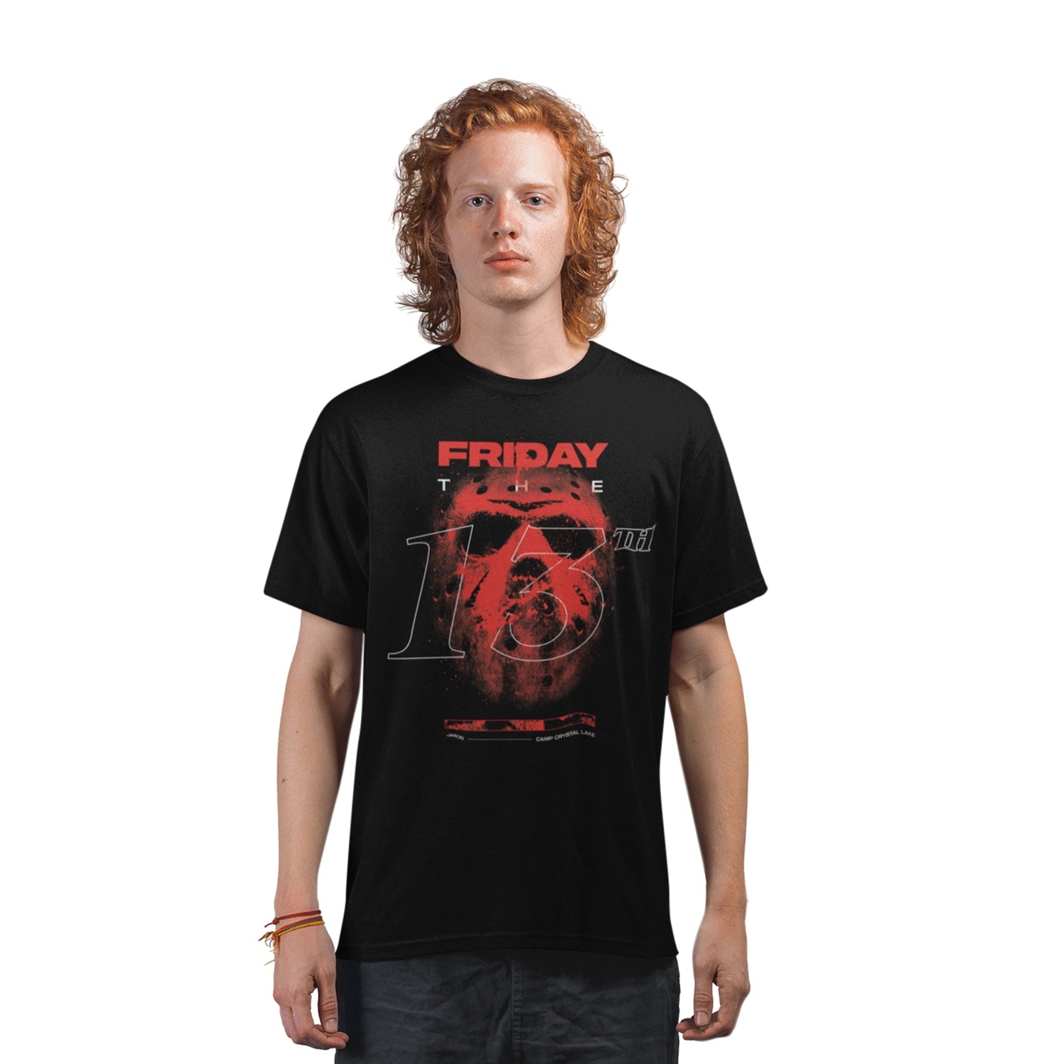 T-shirt Friday the 13th - FRIDAY THE 13TH POSTER porté par un homme, avec un imprimé rouge et noir représentant le masque iconique de Jason.