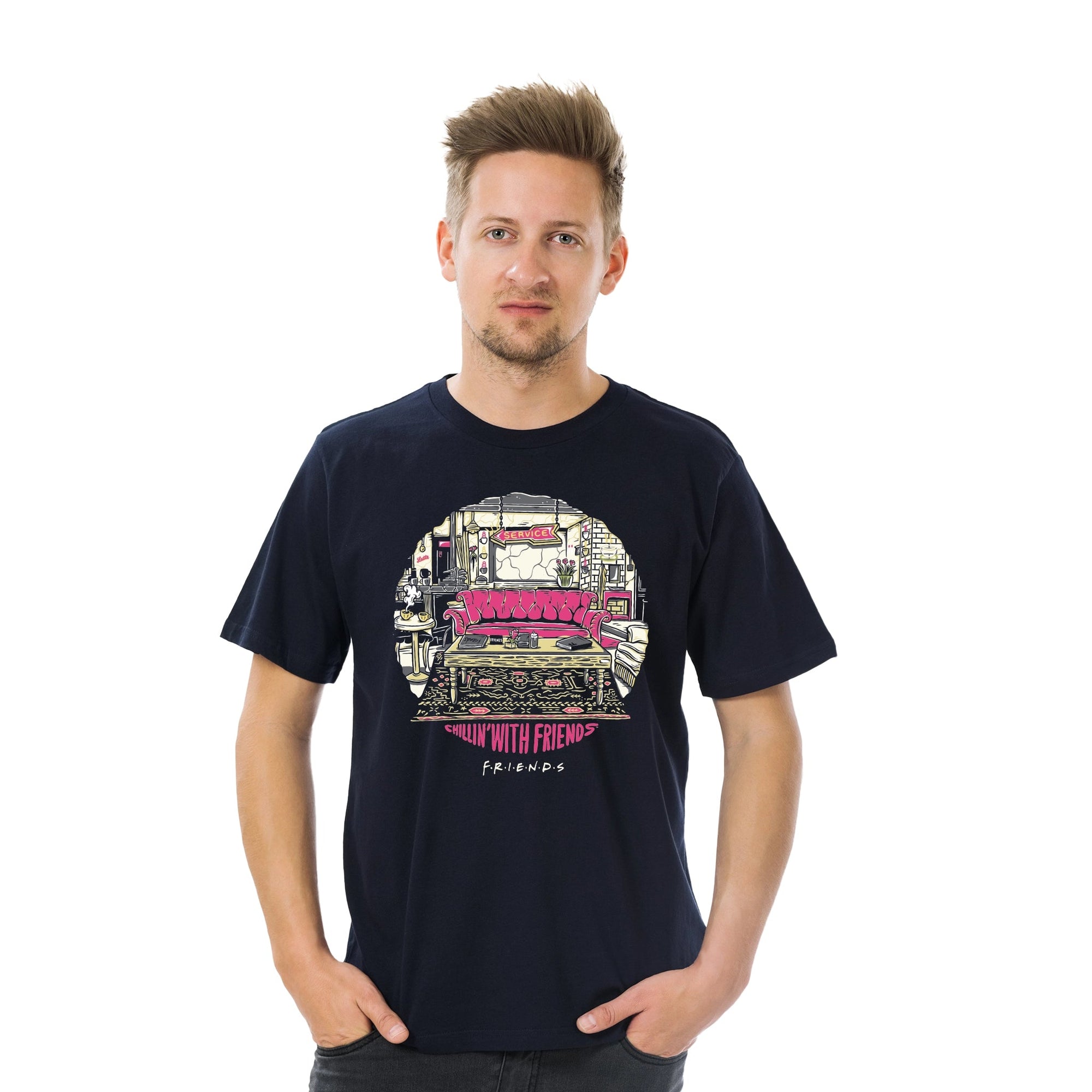 T-shirt Friends - CHILLIN'S WITH FRIENDS bleu marine porté par un homme, avec imprimé Central Perk inspiré de la série FRIENDS. Coupe classique et col rond.