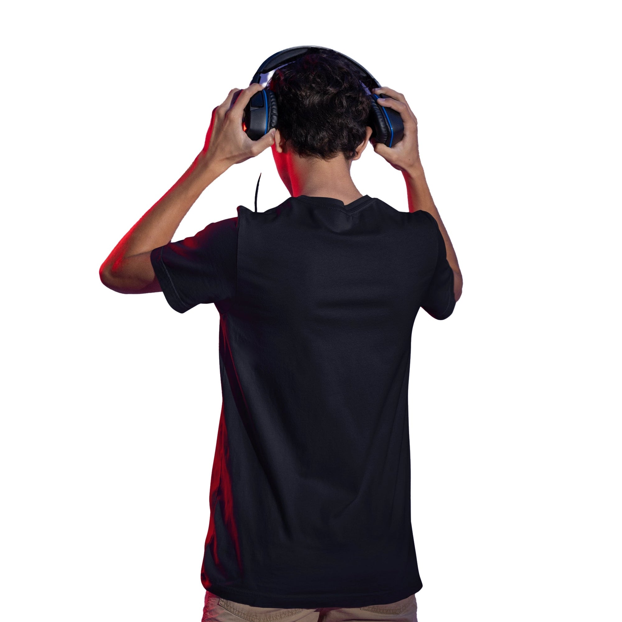 Vue arrière du T-shirt IT - DO YOU HAVE COURAGE TO RETURN?, noir uni sans imprimé, porté par un jeune homme avec un casque audio.