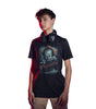 T-shirt IT - DO YOU HAVE COURAGE TO RETURN? porté par un jeune homme, avec imprimé du clown Pennywise et texte 'Derry' en style horreur.