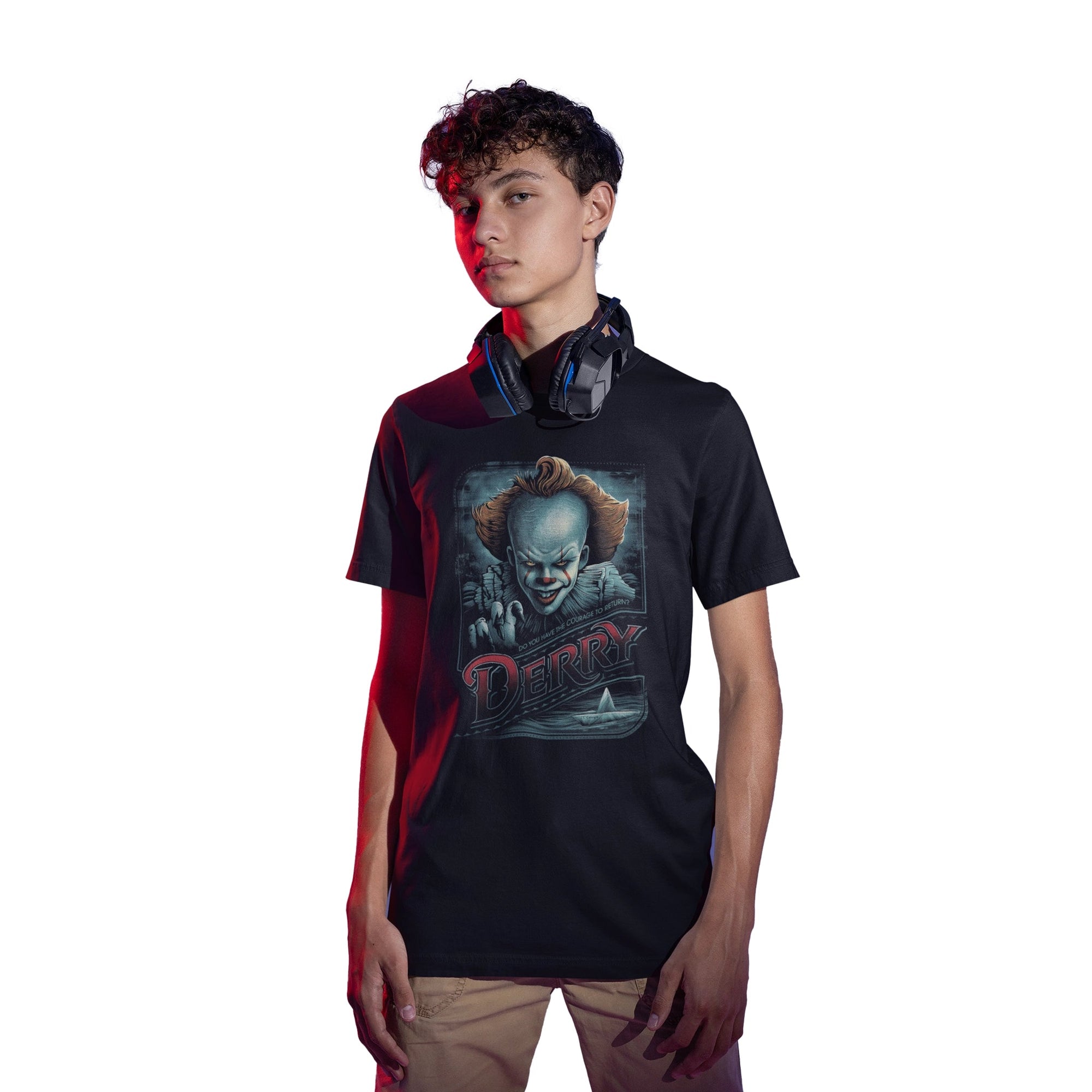 T-shirt IT - DO YOU HAVE COURAGE TO RETURN? porté par un jeune homme, avec imprimé du clown Pennywise et texte 'Derry' en style horreur.