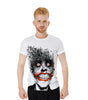 T-shirt JOKER JOKE - DC Comics Batman pour homme avec imprimé artistique du Joker en noir, blanc et rouge, porté par un modèle de face.