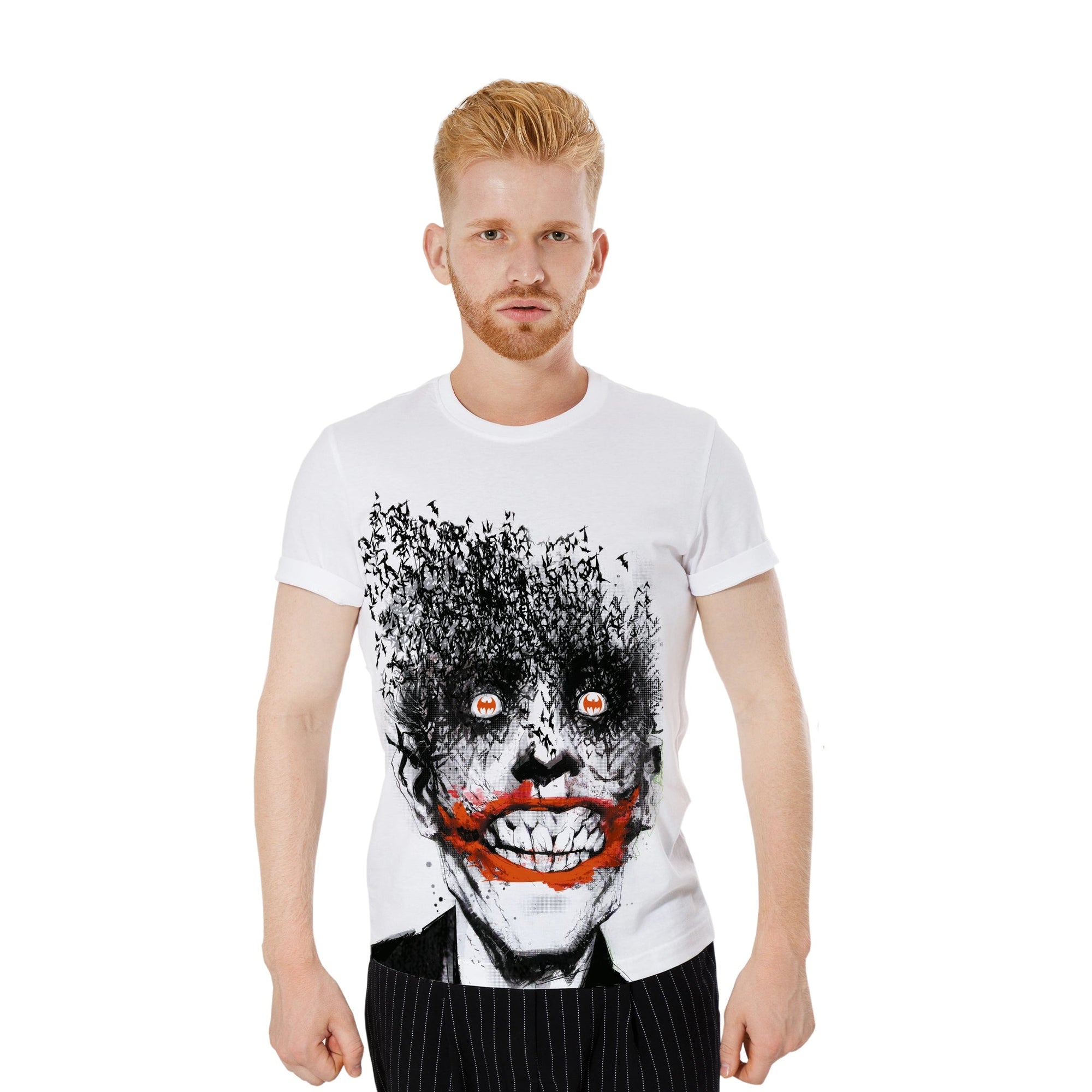 T-shirt JOKER JOKE - DC Comics Batman pour homme avec imprimé artistique du Joker en noir, blanc et rouge, porté par un modèle de face.