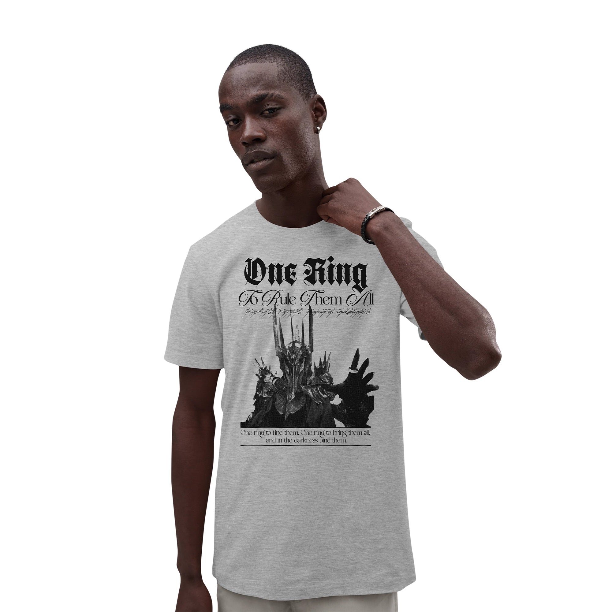T-shirt Le Seigneur des Anneaux - black Sauron porté par un homme, avec imprimé noir de Sauron et texte 'One Ring to Rule Them All' sur fond gris clair.
