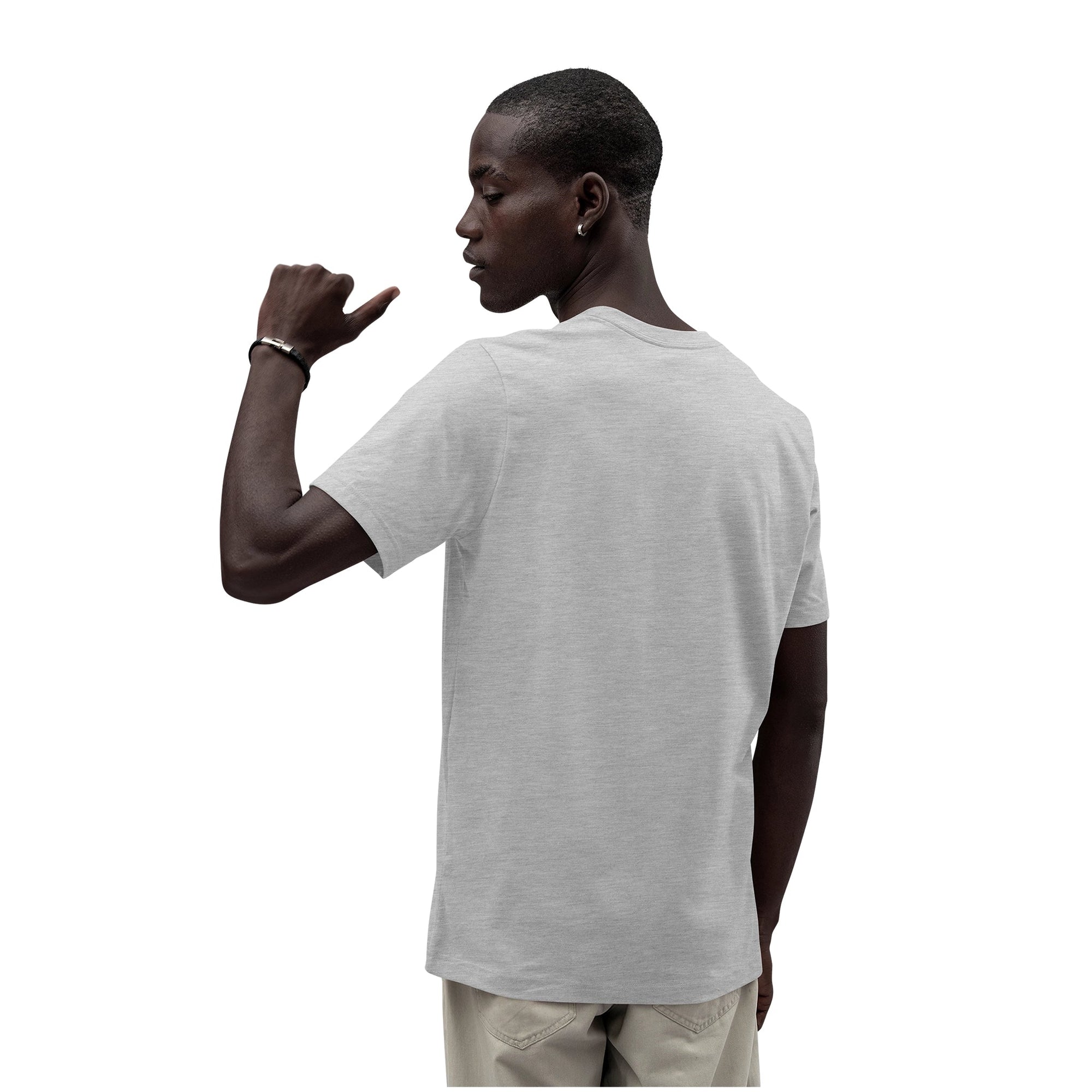 Vue arrière du T-shirt Le Seigneur des Anneaux - black Sauron porté, montrant un dos uni sans imprimé, coupe classique et tissu gris clair.