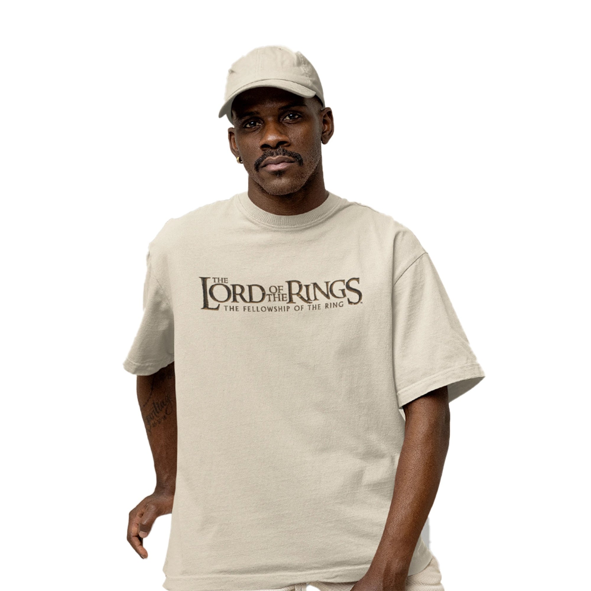 T-shirt oversize beige Le Seigneur des Anneaux avec logo 'The Fellowship of the Ring' imprimé sur la poitrine, style décontracté pour homme.