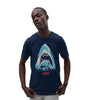 T-shirt Les Dents de la Mer - Boat Poster porté par un homme, avec un requin menaçant et un bateau sur fond bleu marine. Design sous licence officielle.