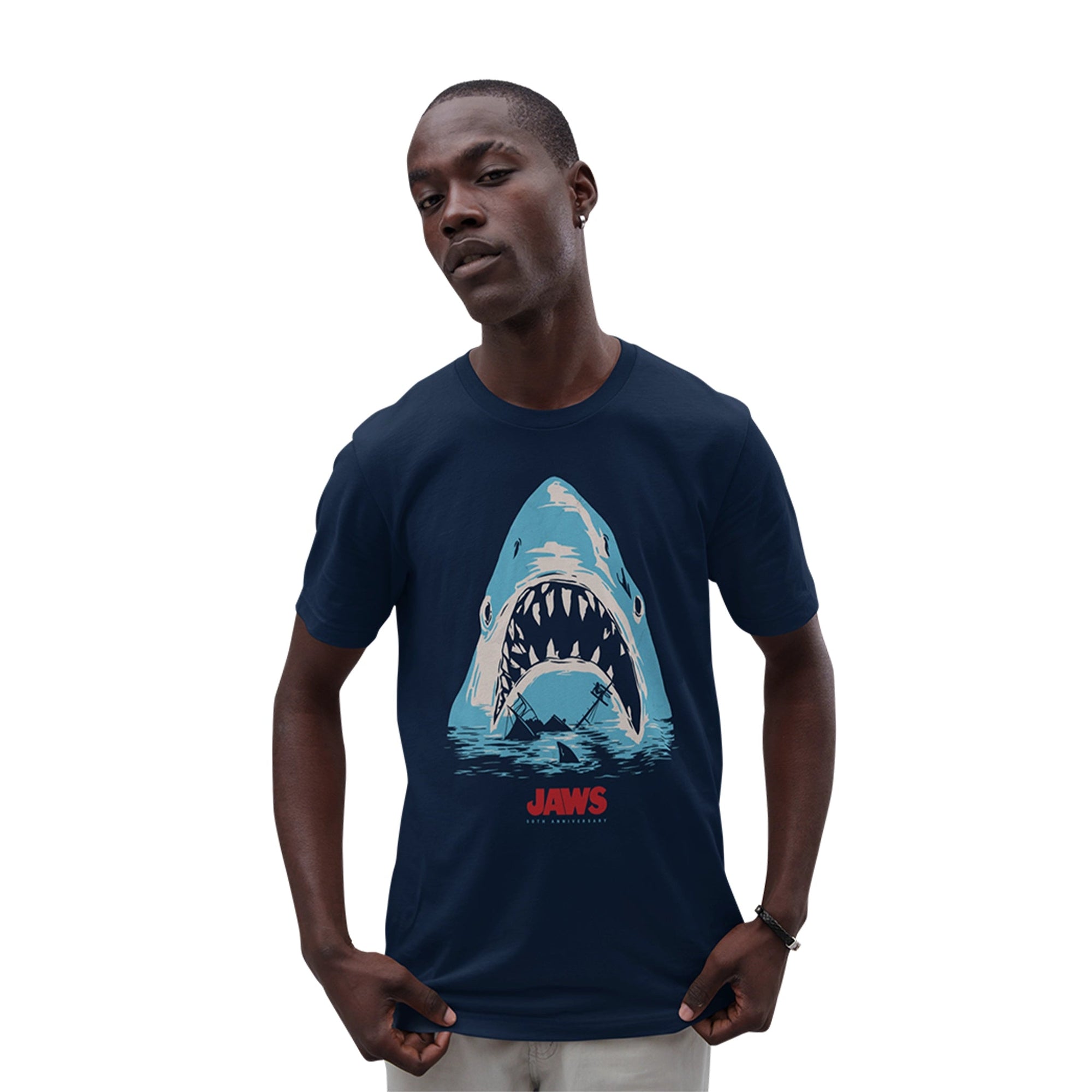 T-shirt Les Dents de la Mer - Boat Poster porté par un homme, avec un requin menaçant et un bateau sur fond bleu marine. Design sous licence officielle.