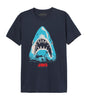 T-shirt Les Dents de la Mer - Boat Poster avec impression centrale d’un requin géant et d’un bateau, logo Jaws en rouge. T-shirt homme sous licence officielle.