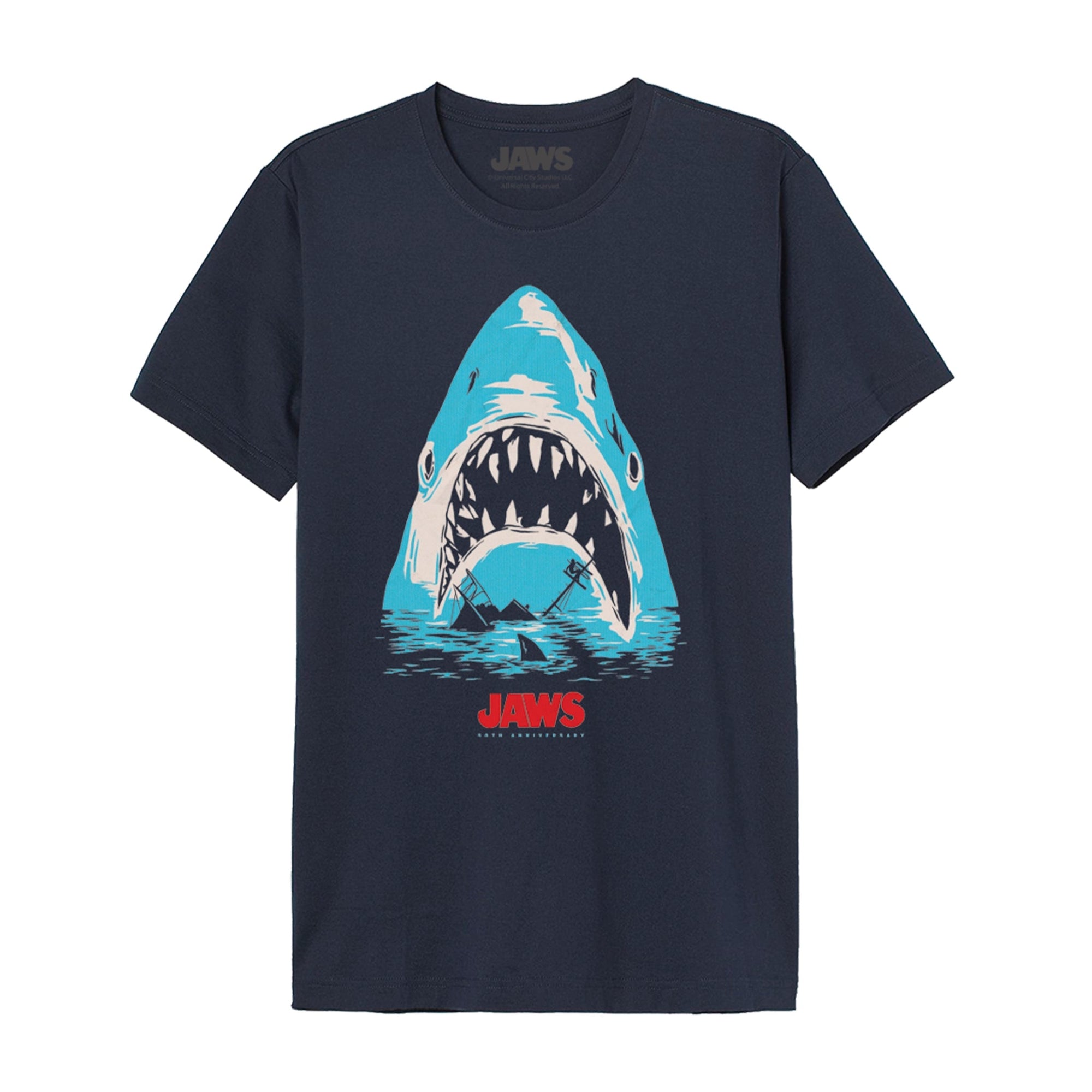 T-shirt Les Dents de la Mer - Boat Poster avec impression centrale d’un requin géant et d’un bateau, logo Jaws en rouge. T-shirt homme sous licence officielle.