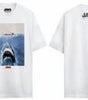 T-shirt Les Dents de la Mer - JAWS 1795 blanc oversize avec imprimé poster du film Jaws sur le devant et logo officiel au dos. Idéal pour fans de films d'horreur.