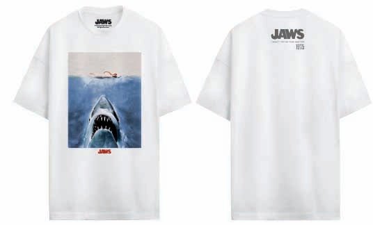 T-shirt Les Dents de la Mer - JAWS 1795 blanc oversize avec imprimé poster du film Jaws sur le devant et logo officiel au dos. Idéal pour fans de films d'horreur.