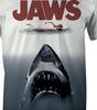 Zoom sur le t-shirt Les Dents de la Mer - Poster Jaws Tye and Dye montrant le requin et la nageuse sous le logo rouge emblématique du film.