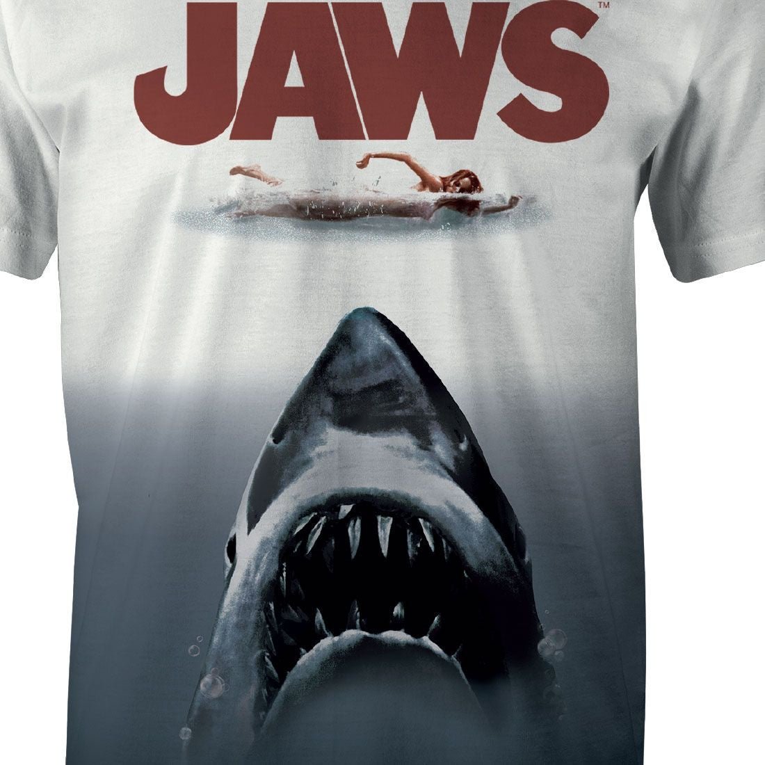 Zoom sur le t-shirt Les Dents de la Mer - Poster Jaws Tye and Dye montrant le requin et la nageuse sous le logo rouge emblématique du film.