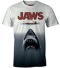 T-shirt Jaws tye and dye pour fans de films cultes, motif poster original avec requin menaçant et logo rouge sur fond blanc dégradé.