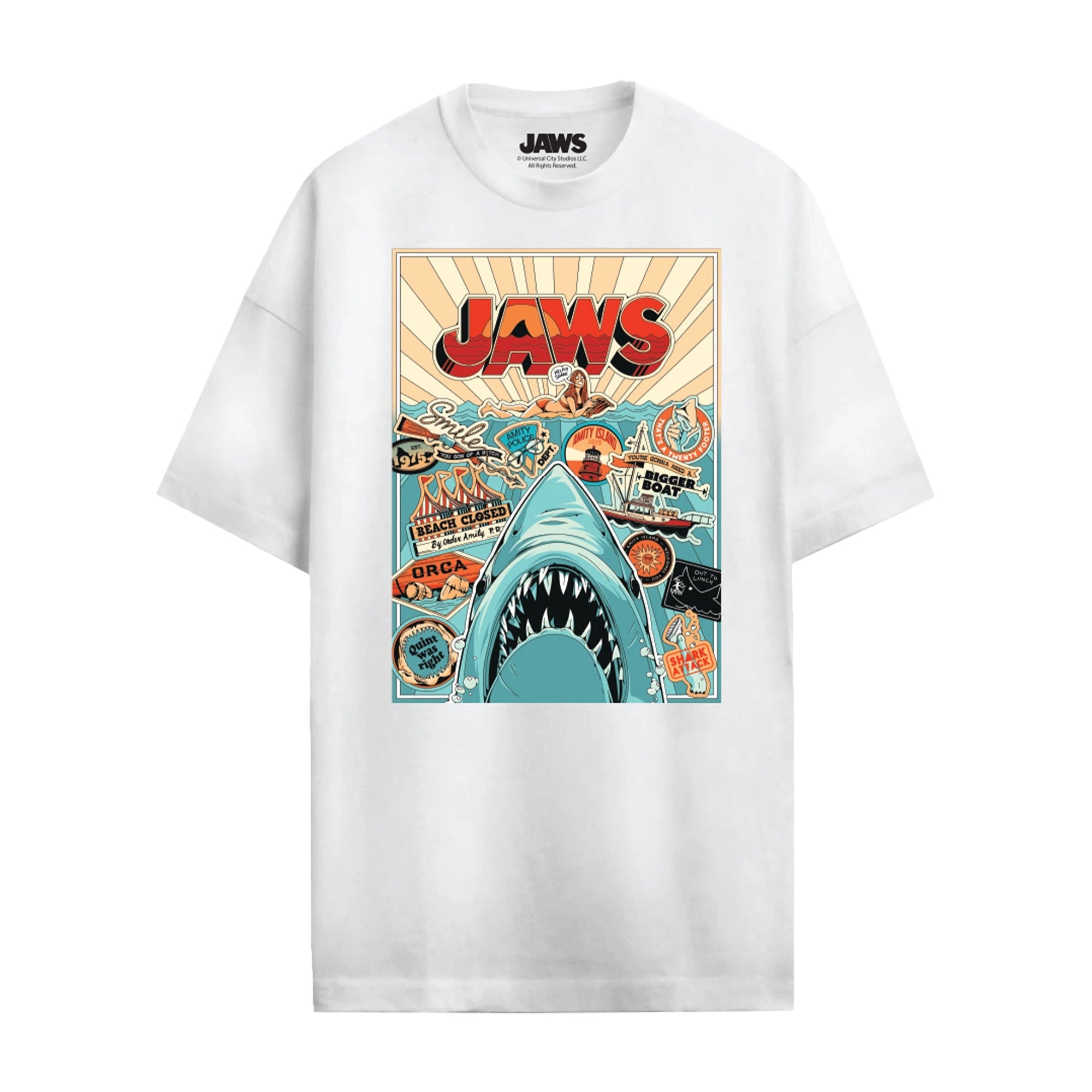 T-shirt Les Dents de la Mer - Vintage Jaws Poster avec grand imprimé rétro coloré représentant un requin et des éléments du film Jaws.