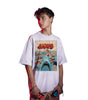 T-shirt Les Dents de la Mer - Vintage Jaws Poster porté par un jeune homme, coupe oversize avec imprimé coloré inspiré du film culte Jaws.