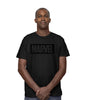 T-shirt Marvel Logo -MARVEL LOGO 3D noir porté par un homme, coupe classique avec logo Marvel ton sur ton sur la poitrine. Idéal pour les fans de super-héros.