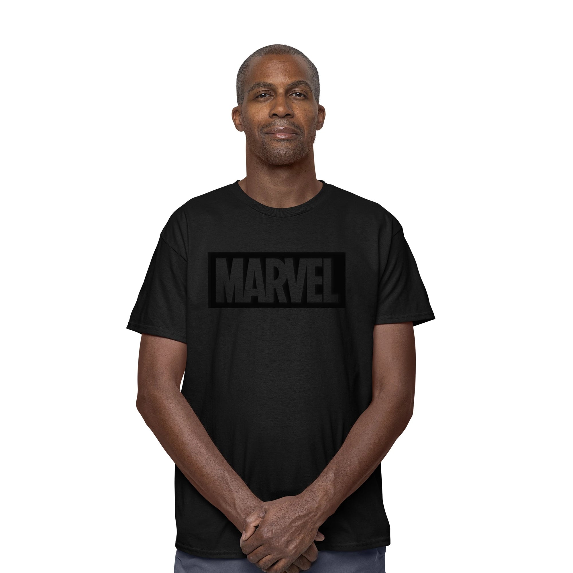 T-shirt Marvel Logo -MARVEL LOGO 3D noir porté par un homme, coupe classique avec logo Marvel ton sur ton sur la poitrine. Idéal pour les fans de super-héros.