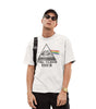 T-shirt Pink Floyd 1973 oversize blanc porté par un homme, avec imprimé graphique de l'album Dark Side of the Moon. Style rock vintage pour homme.