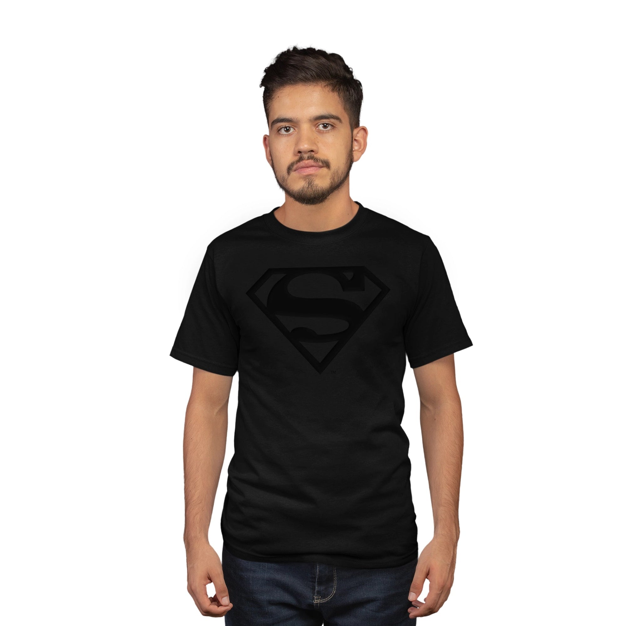 T-shirt Puff Logo Superman Full Black pour homme avec logo Superman en relief noir, coupe classique, produit officiel DC Comics SS25.