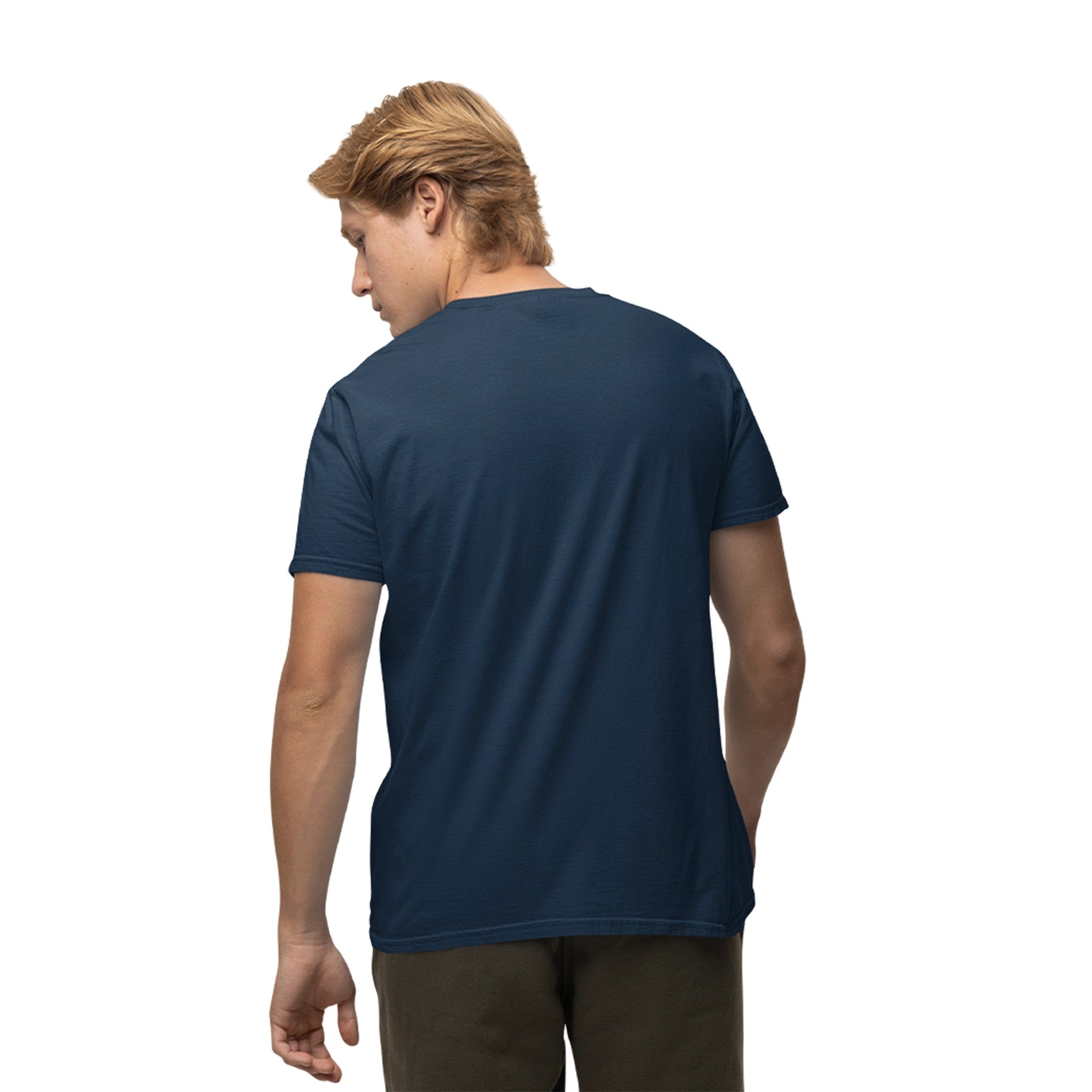 Vue arrière du T-shirt Rick et Morty - Comics Party porté, montrant la coupe classique et le tissu uni bleu marine sans motif. Parfait pour un look décontracté.