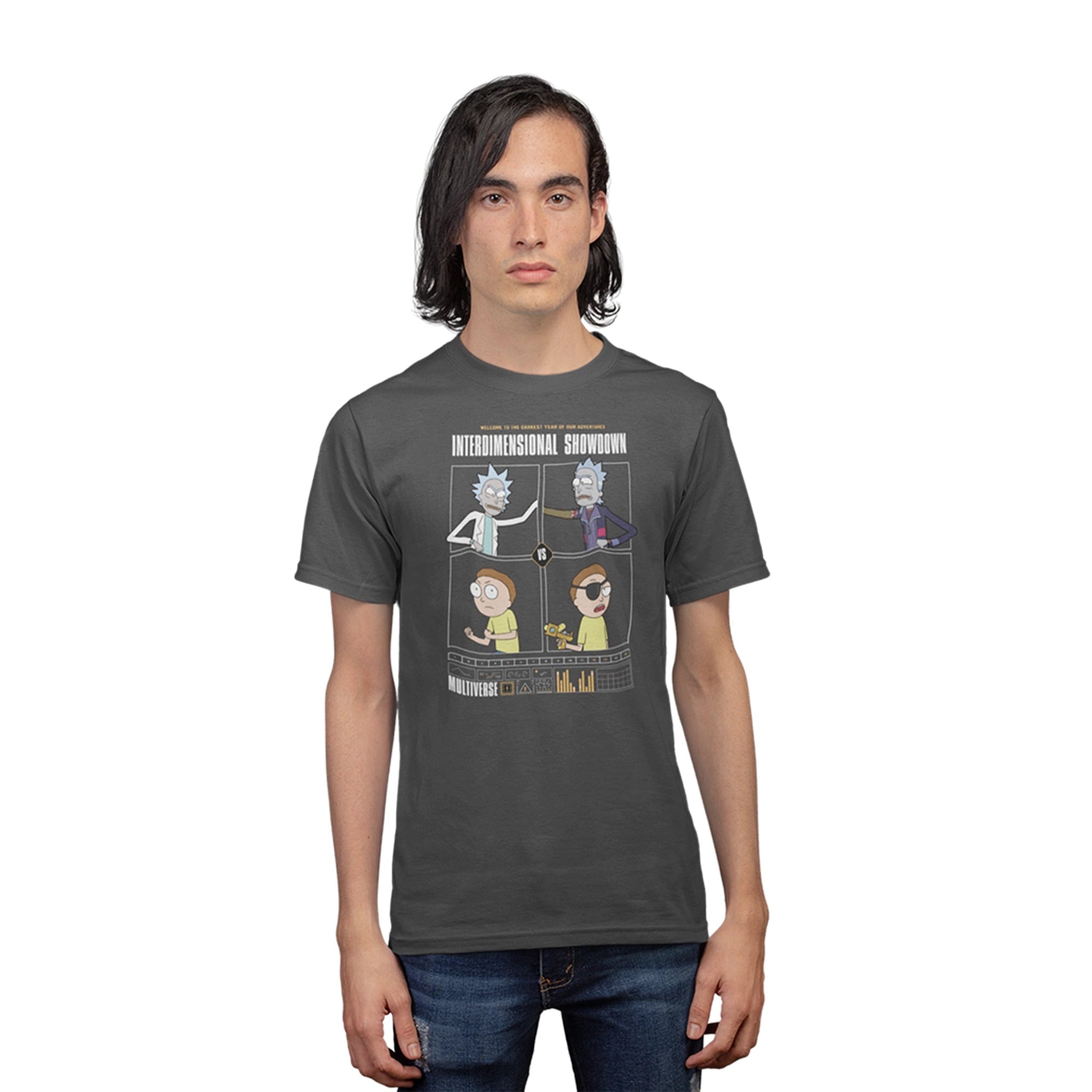 T-shirt Rick et Morty - RAM MULTIVERSE porté par un homme, avec design Interdimensional Showdown mettant en scène Rick et Morty en duel multivers.