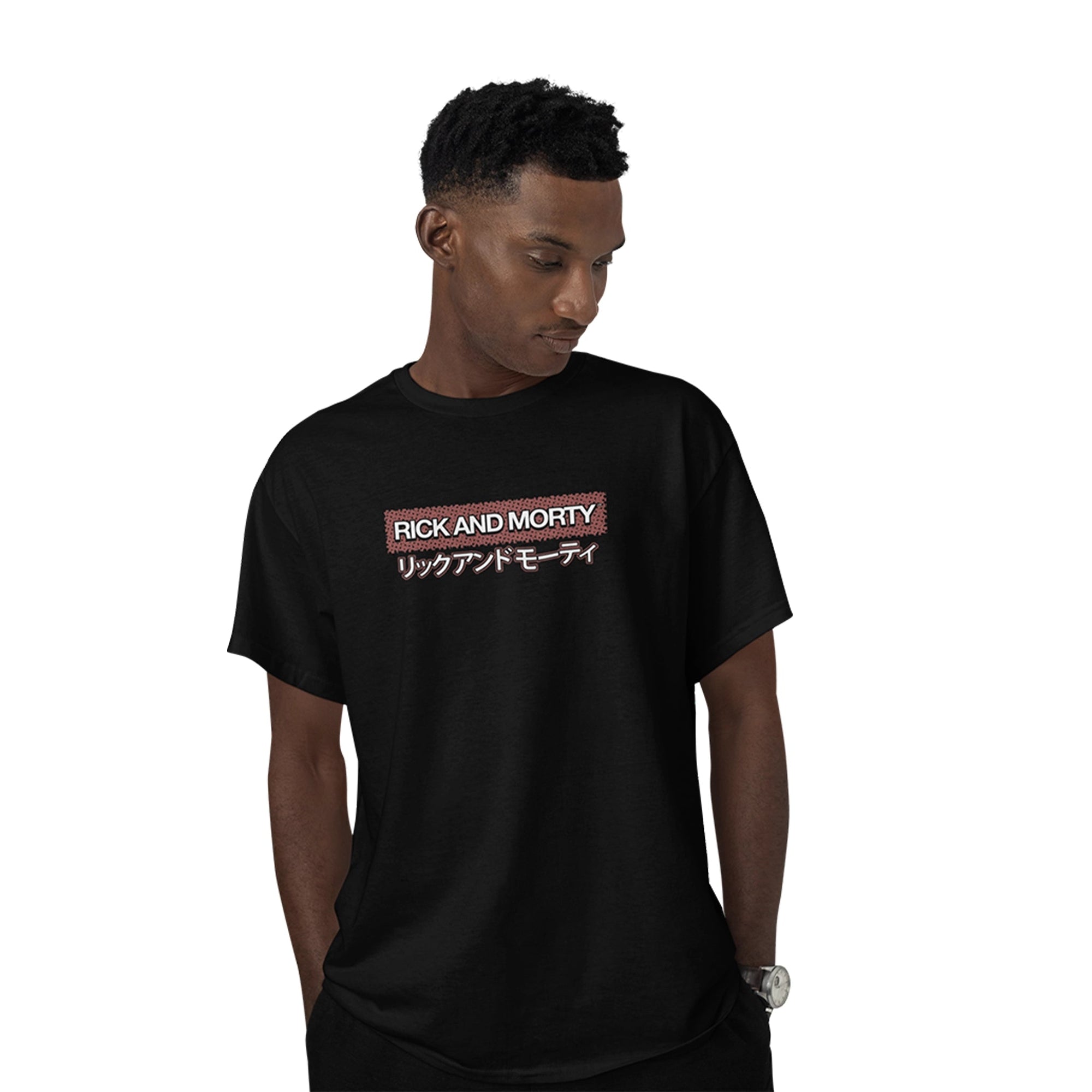 T-shirt Rick et Morty - RICK AND MORTY JAPAN noir avec logo en japonais et anglais sur la poitrine, porté par un homme. Idéal pour les fans de la série animée culte.
