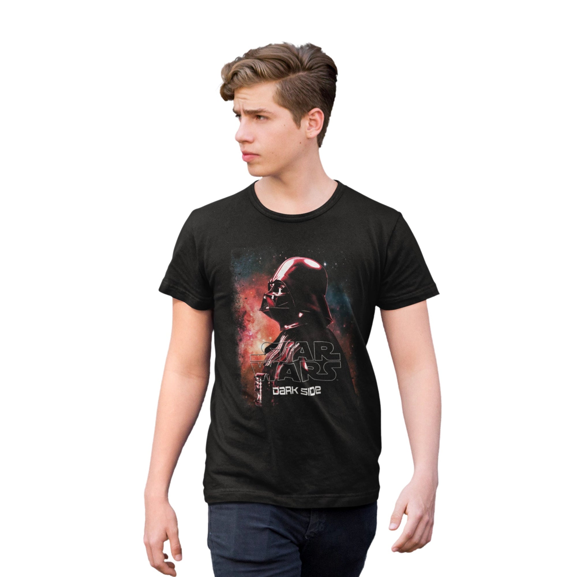 T-shirt STAR WARS - DARK SIDE POSTER porté par un homme, avec imprimé de Dark Vador sur fond galactique. T-shirt classique noir pour homme.