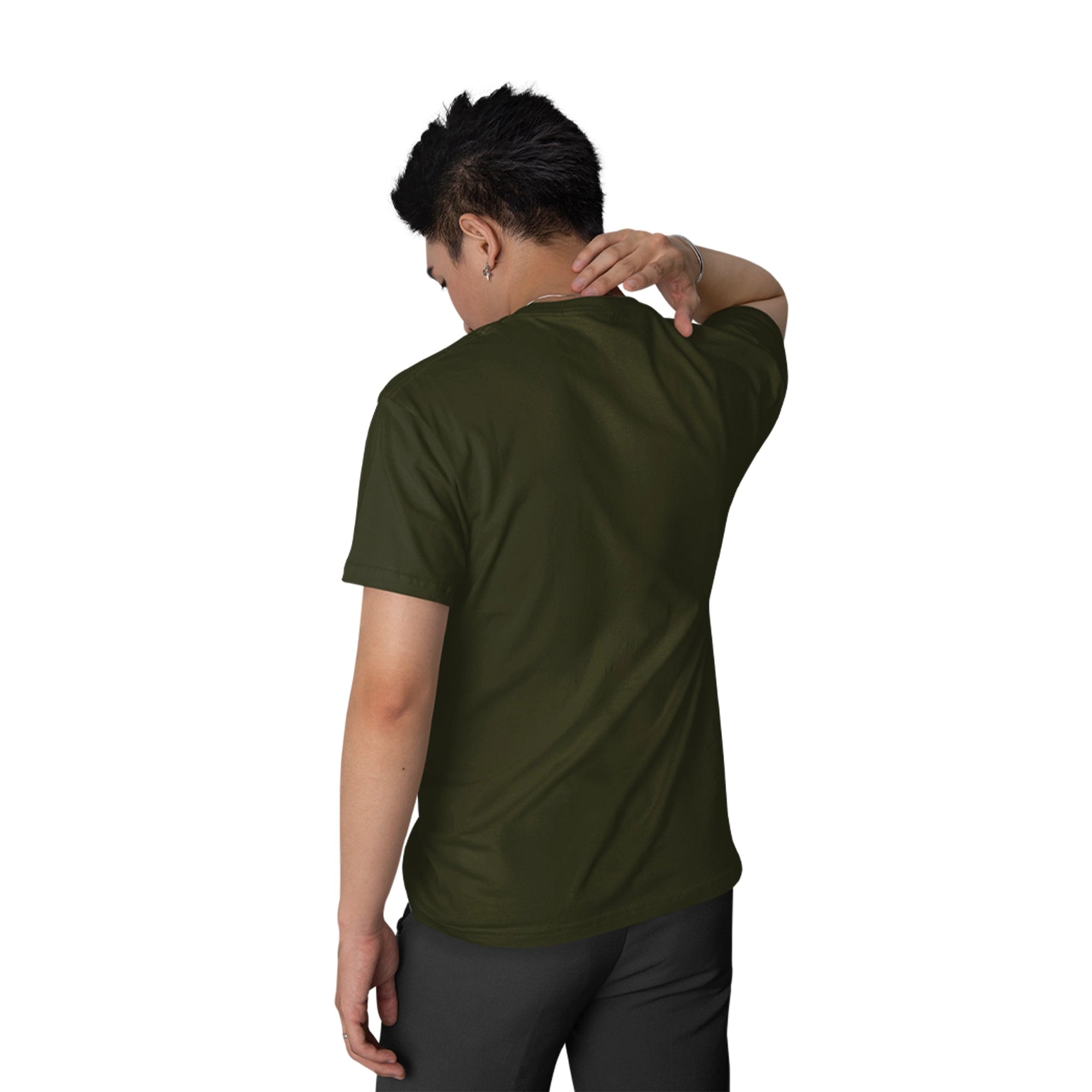 Vue arrière du T-shirt STAR WARS - WELCOME TO ENDOR porté, montrant la coupe classique et la couleur kaki sans motif au dos.