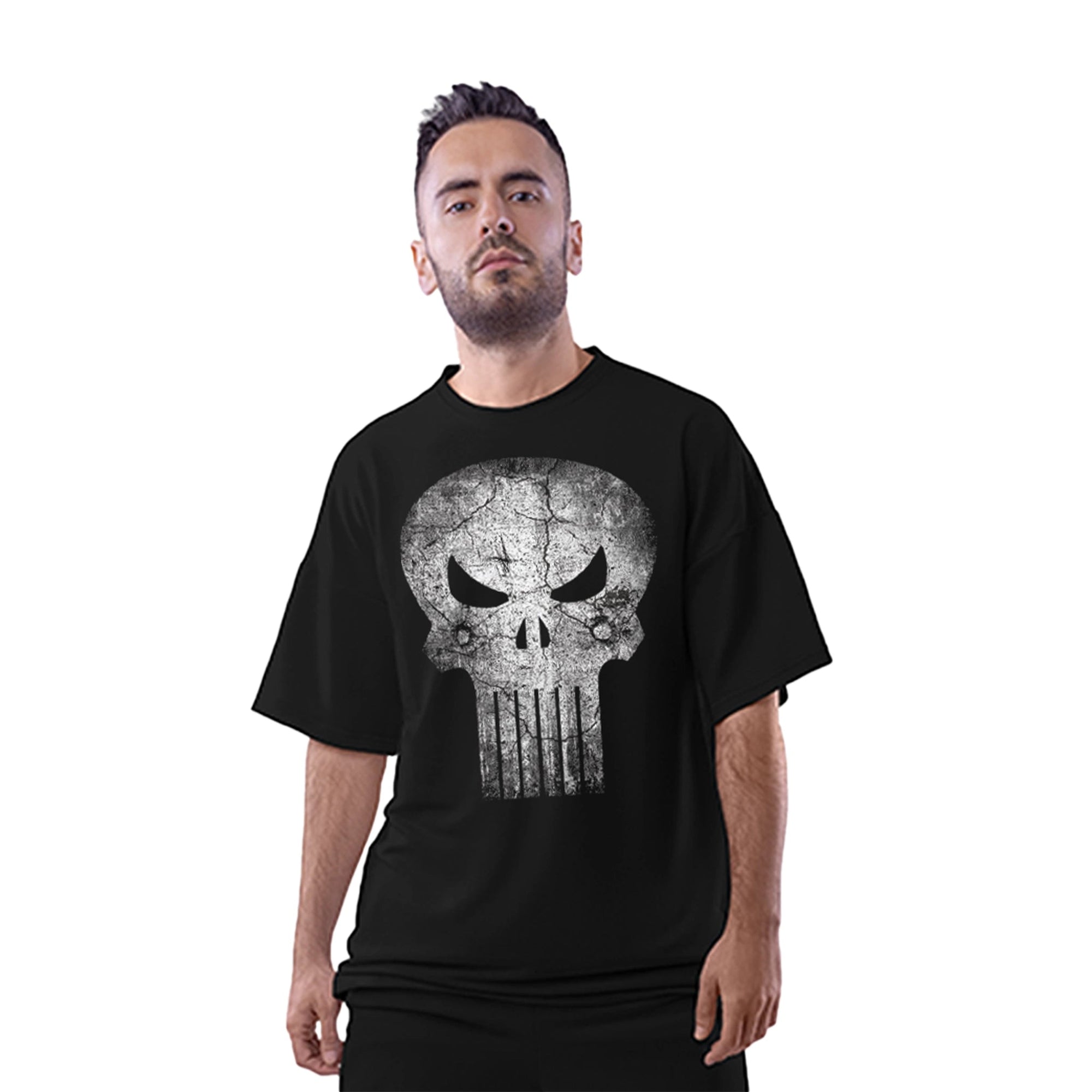 T-shirt The Punisher Marvel - Gunshot Skull oversize noir porté par un homme, avec logo crâne fissuré emblématique en sérigraphie sur le devant.